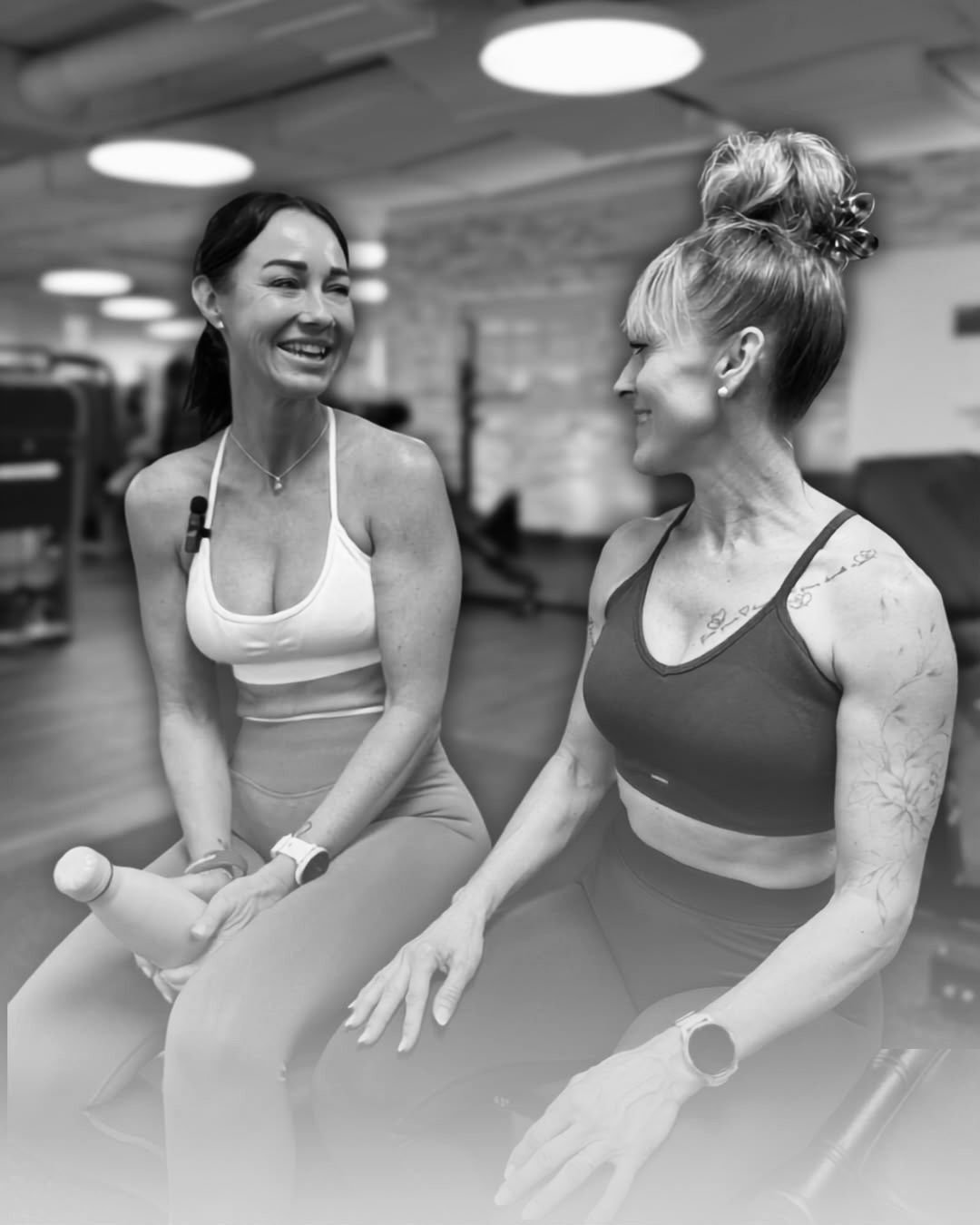 Corinne und Vesna lachen gemeinsam im Fitnessstudio