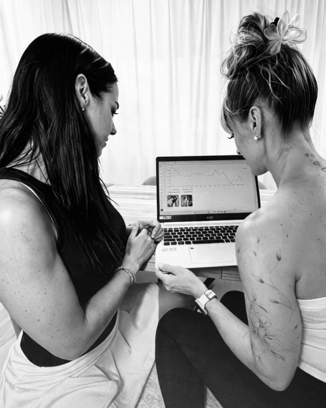 Vesna und Corinne von hinten am Laptop, auf dem Bildschirm ein Verlauf